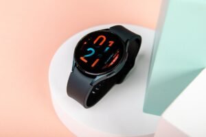 Smartwatch for everyday health and fitness tracking